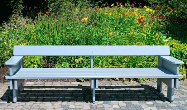 Bank in der Gasse im Park an einem sonnigen Tag. — Stockfoto