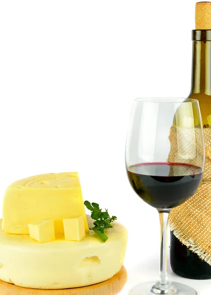 Bottiglia con bicchiere di vino rosso e formaggio isolato su bianco  . — Foto Stock