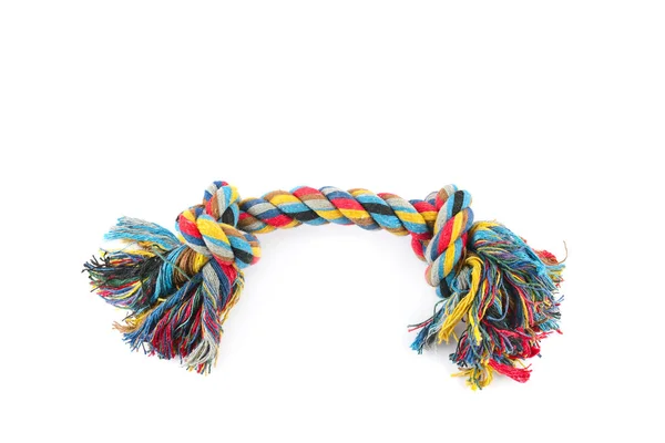 Собача іграшка - барвиста бавовняна мотузка ізольована на білому тлі  . — стокове фото