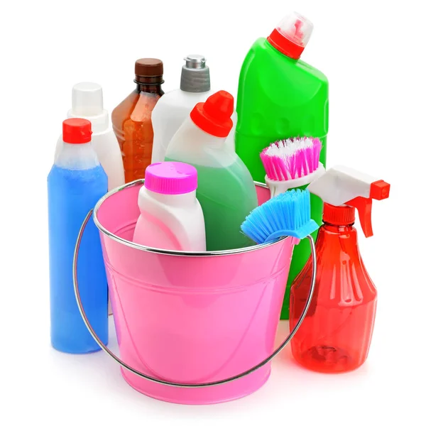 Beyaz b izole temizlik için ev kimyasalları ve fırçalar — Stok fotoğraf