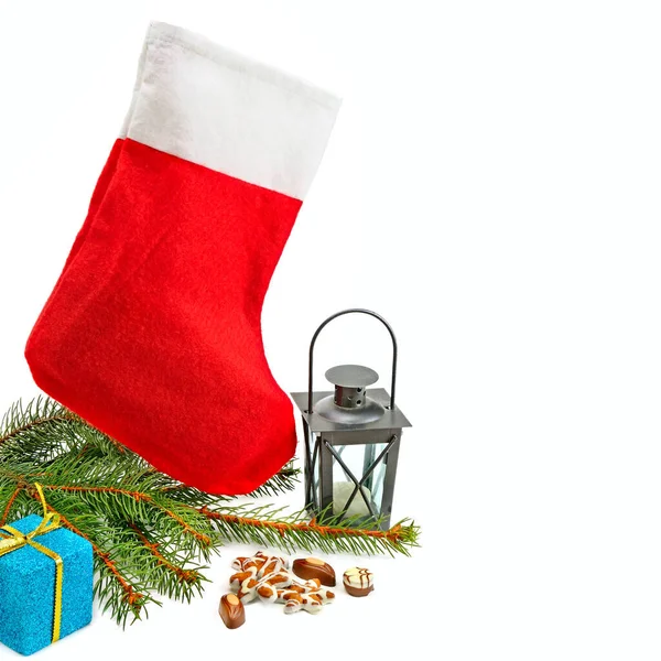 モミの木の枝と白い背景に隔離されたクリスマスの装飾が付いた赤いストッキング — ストック写真