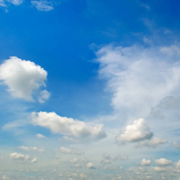 Light Cumulus Felhők Elszigetelt Fehér Háttér — Stock Fotó