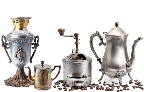 Oude Koffiepot Samovar Gemalen Koffie Bonen Geïsoleerd Witte Achtergrond Vintage — Stockfoto