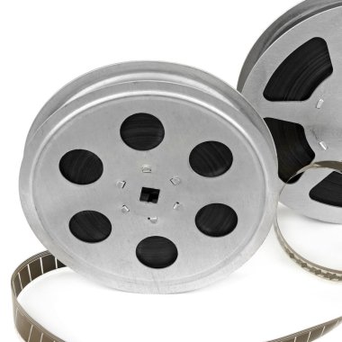 Beyaz arka planda izole edilmiş film şeritli makaralar.