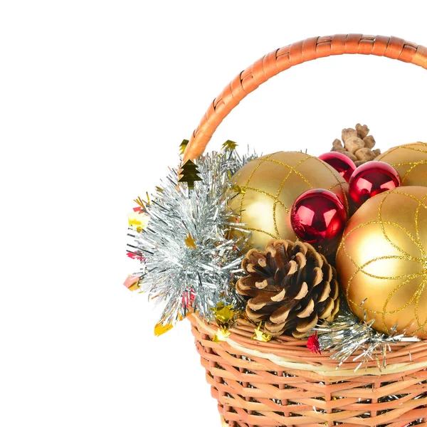 Kerstversiering Dennenappels Een Rieten Mandje Geïsoleerd Witte Achtergrond — Stockfoto