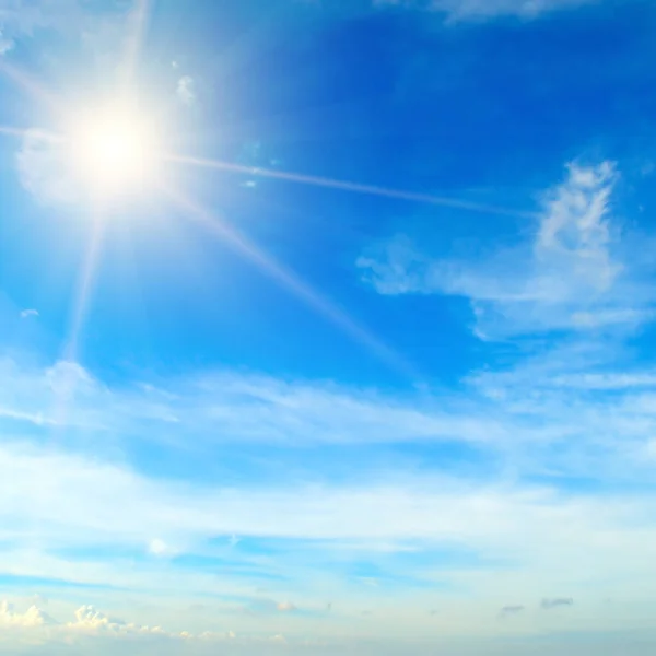 Couds Niebieskim Niebie Jasne Południowe Słońce Oświetla Przestrzeń — Zdjęcie stockowe