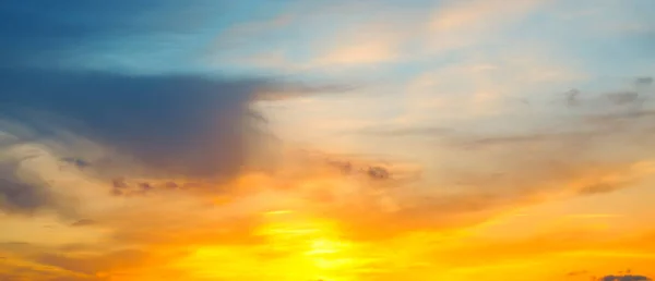 Bewolkte Hemel Felle Zon Stijgen Boven Horizon Brede Foto — Stockfoto