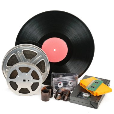 Vinil kayıt, video ve ses kasetleri beyaz arka plan üzerinde izole. Retro ekipmanlar.