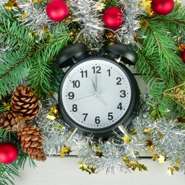 Güzel bir Noel kompozisyonu. Beyaz ahşap arka planda geri dönüş alarmı ve Noel ağacı süslemeleri.