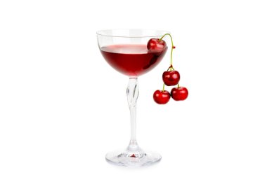 Beyaz arka planda izole edilmiş bir bardak kiraz suyu ve dut..