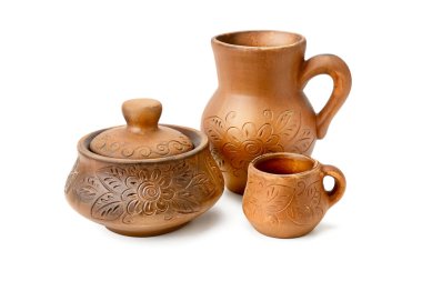 Eski seramik tencere seti - beyaz arka plan üzerinde izole pişirme mutfak retro ekipman.