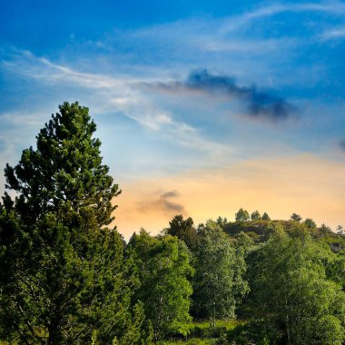 Dağda gün batımı. Güzel dağlar manzarası.