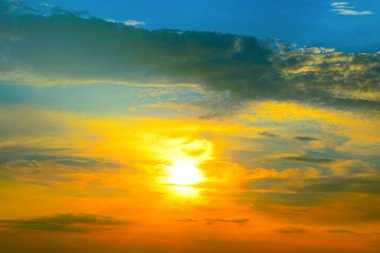 Bulutlu gökyüzü ve parlak güneşin doğuşunu ufuk üzerinde.