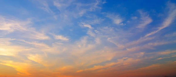 Molnig Himmel Och Ljusa Solen Stiga Över Horisonten Brett Foto — Stockfoto