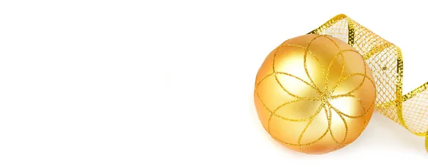 Pallina Natale Oro Con Nastro Isolato Sfondo Bianco Spazio Libero — Foto Stock