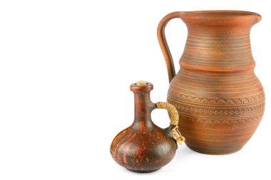 Eski seramik tencere seti. Beyaz arka planda izole edilmiş mutfak gereçleri. Metin için boş alan.