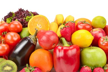 Beyaz arka planda izole edilmiş meyve ve sebze çeşitleri.