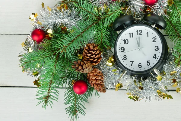 Beautiful Christmas Composition Retro Alarm Clock Christmas Tree Decorations White — Stock Photo, Image