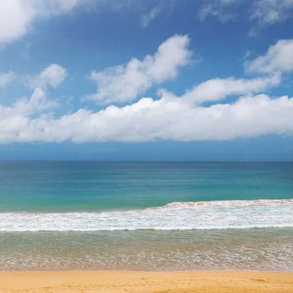 Mar Azul Fundo Céu Conceito Viajar Foto Tons Azuis Ricos — Fotografia de Stock