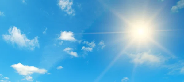 Couds Blauen Himmel Strahlende Mittagssonne Erhellt Den Raum — Stockfoto