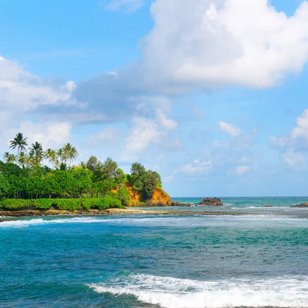 Het Azuurblauwe Water Van Tropische Oceaan Schiereiland Palmbomen Het Strand — Stockfoto