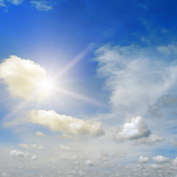 Mavi Gökyüzündeki Couds Gün Ortası Güneşi Mekanı Aydınlatıyor — Stok fotoğraf