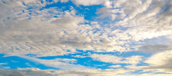 Vita Kumulus Moln Den Blå Himlen Brett Foto — Stockfoto