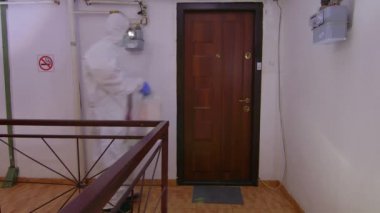 Tecrit edilmiş bir kadına ya da kadına yemek götürerek. Maskeli koruyucu süit, kovid 19 yayılmasını önlemek için tam teçhizat..