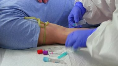 Evinde biyokimyasal covid-19 kan testi için kan veren bir adamın yakın çekimi. Prosedür böyle. Phlebotomist teknisyen Coronavirus COVID-19 hastalığını test etmek için kan alıyor. Gerçek zamanlı çekim..