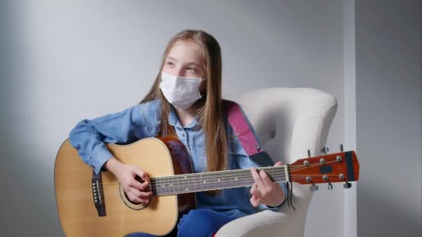 Ung Flicka Tänker Positivt Tid Coronavirus Karantän — Stockvideo