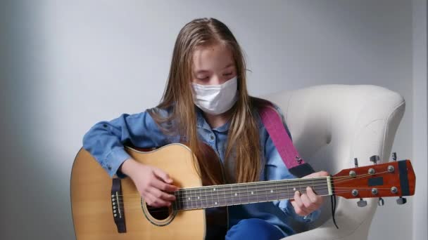 Porträtt Ung Flicka Som Bär Mask Och Spelar Gitarr Hemma — Stockvideo