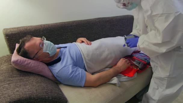 青い手袋と血圧と心拍数を測定する準備保護マスクを完備した医師 パンデミックの脅威 コロナウイルスの脅威 Covid — ストック動画
