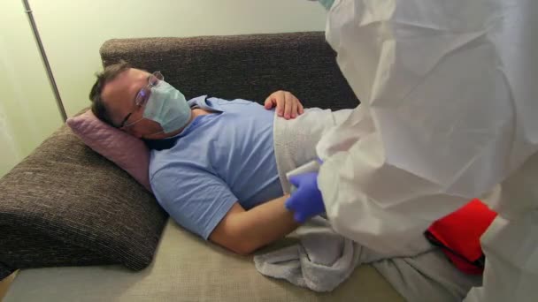 Doctor Volledig Uitgerust Met Blauwe Handschoenen Beschermende Masker Voor Bereiden — Stockvideo