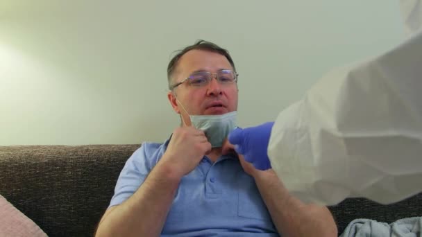Paciente Infectado Con Covid Tomando Pastillas Doctor Cuida Enfermo Casa — Vídeos de Stock
