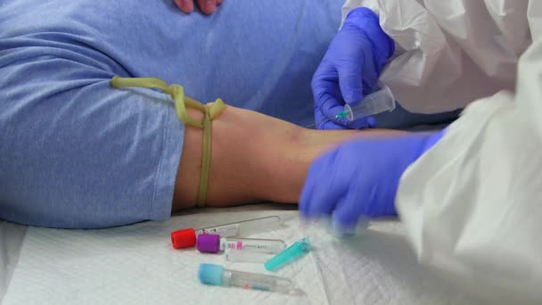 Primer Plano Mano Del Hombre Donando Sangre Para Análisis Bioquímicos — Vídeo de stock