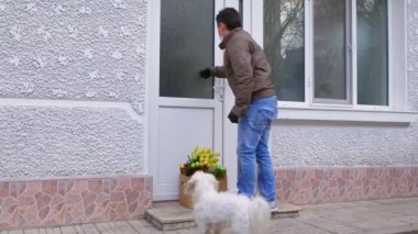 Babam soyutlanmış ailesine ya da karantinaya yiyecek getiriyor.