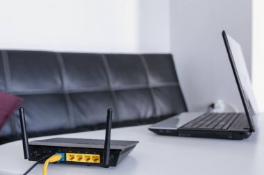 Modern Wi-Fi yönlendirici, odadaki ışık masasında.