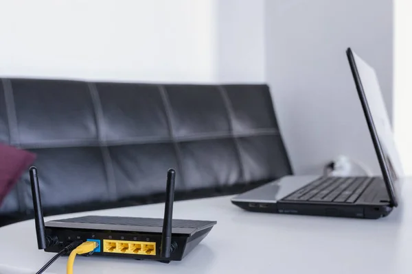 Modern Wi-Fi yönlendirici, odadaki ışık masasında.
