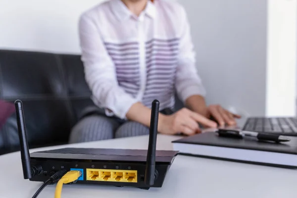 Wireless Router Und Frau Mit Laptop Büro Router Wireless Breitband — Stockfoto