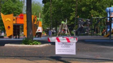 Ormanla çevrili şehir merkezindeki oyun parkı. Koronavirüsün yayılmasını önlemek için kapalı, covid-19.
