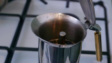 Ocakta demlenen Moka tenceresi. İtalyan espresso kahvesi moka demliğinde kaynıyor.