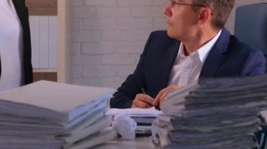 Bir iş adamı verilerle aşırı yüklenir. Modern insanın stresli ve depresif bir durumda olduğunu gösteren parlak bir resim..