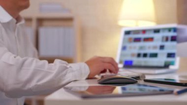 Stüdyoda çalışan serbest çalışan biri. Yoğun çalışma haftasını ya da mükemmel çalışanı gösteren yaratıcı bir metin yazıyor. Kapat.