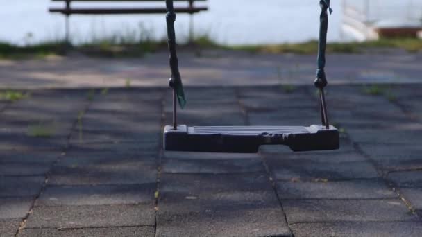 Balanço Vazio Parque Infantil Fechado Para Ajudar Combater Doença Covid — Vídeo de Stock