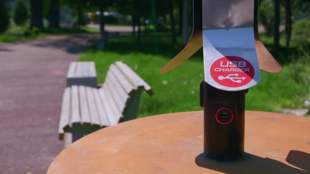 Posto Caricare Batteria Del Tuo Smartphone Nel Parco Giochi — Video Stock