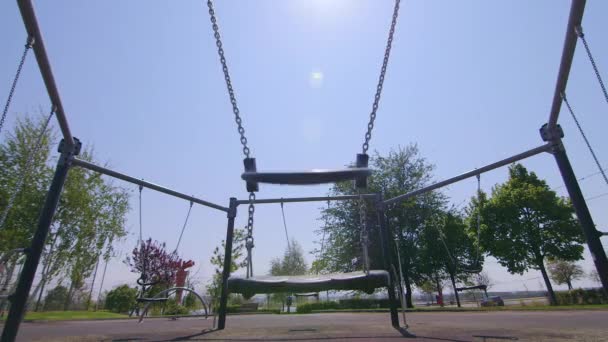 Parque Juegos Está Cerrado Swing Mueve Segundo Plano Puede Ver — Vídeos de Stock