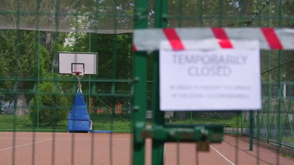 Coronavirüs Salgınının Yayılmasını Önlemek Için Geçici Olarak Kapalı Basketbol Sahası — Stok video