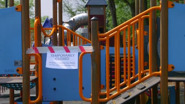 在城市中心的空旷儿童游乐场在检疫期间 由于科罗纳威斯Aka Covid 19的威胁 紧急状态 — 图库视频影像