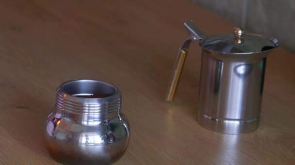 Darált Kávét Mosok Beteszem Moka Edényszűrőt Kávét Főzni Moka Edénnyel — Stock videók