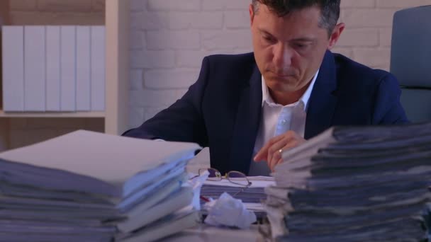 Księgowy Pracuje Nad Teczką Przy Biurku Pracownik Jest Pełen Papierkowej — Wideo stockowe